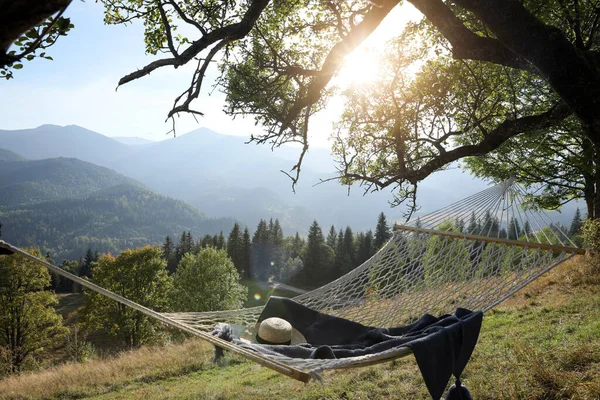 晴れた日には山の中で帽子と毛布で快適なネットハンモック — ストック写真