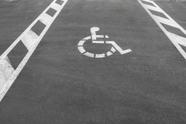 Parque Estacionamento Com Símbolo Cadeira Rodas Livre — Fotografia de Stock