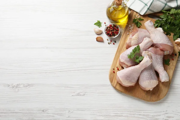 Ωμά Μπούτια Κοτόπουλου Και Συστατικά Λευκό Ξύλινο Τραπέζι Επίπεδο Lay — Φωτογραφία Αρχείου