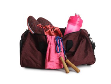 Spor çantası, spor malzemeleri beyazın üzerinde.