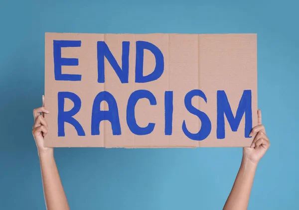 Γυναίκα Κρατώντας Σημάδι Φράση End Racism Γαλάζιο Φόντο Closeup — Φωτογραφία Αρχείου