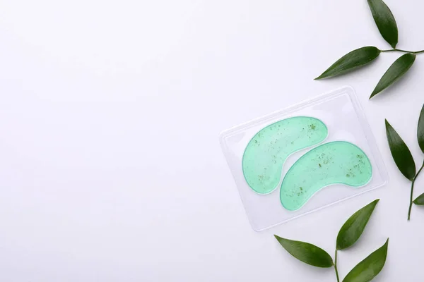 Pacote Com Sob Manchas Oculares Galhos Verdes Fundo Branco Flat — Fotografia de Stock