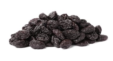 Beyaz arkaplanda kurumuş kuru erik yığını