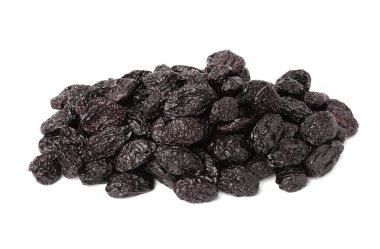 Beyaz arkaplanda kurumuş kuru erik yığını