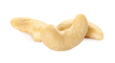 Beyaz üzerine izole edilmiş organik fındık yığını.