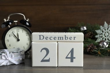 24 Aralık - Noel arifesi. Ahşap blok takvimi ve masa üzerindeki şenlikli dekor