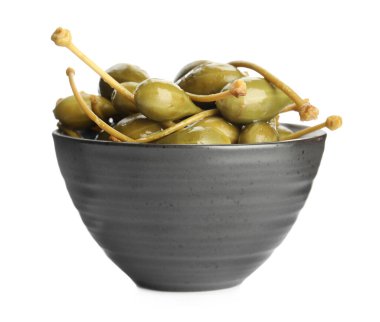 Kasedeki kapariler beyazda izole edilmiş.