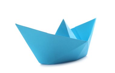 El yapımı açık mavi kağıt tekne beyazda izole edilmiş. Origami sanatı