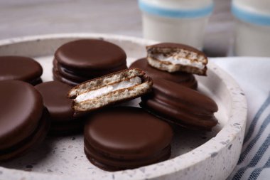 Lezzetli çikolatalı turtalar tabakta, yakın çekim manzarası