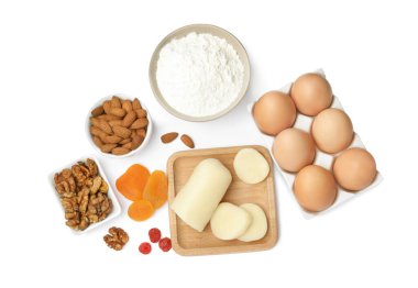 Badem ezmesi ve beyaz arka planda ev yapımı Stollen için diğer malzemeler. Geleneksel Alman Noel ekmeği pişiriyorum.