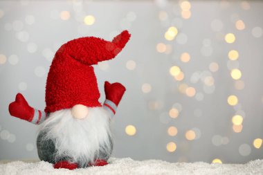 Bulanık festival ışıklarına karşı karda şirin bir noel cücesi. Metin için boşluk