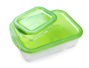 Beyaz arka planda yemek için iki boş cam kap.