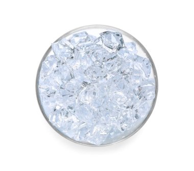 Beyaz arka planda kasede ezilmiş buz, üst manzara