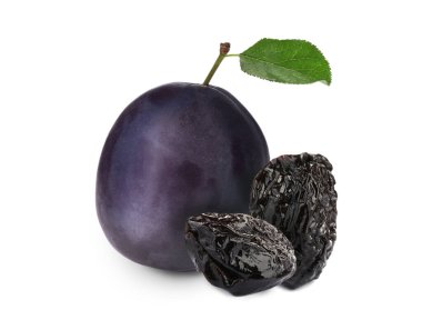 Lezzetli taze erik ve beyaz arka planda kurutulmuş kuru erik. 