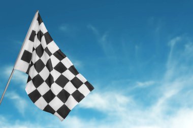 Mavi gökyüzüne karşı kareli yarış bitiş bayrağı. Metin için boşluk
