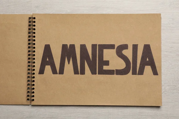 Cuaderno Con Palabra Amnesia Sobre Mesa Madera Blanca Vista Superior — Foto de Stock
