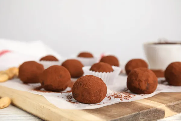 Köstliche Schokoladentrüffel Mit Kakaopulver Auf Holzbrett Nahaufnahme Raum Für Text — Stockfoto