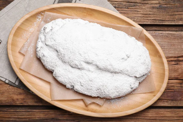 Ahşap Masa Üzerine Pudra Şekeri Serpiştirilmiş Lezzetli Stollen Tabağı — Stok fotoğraf