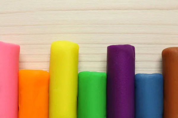 Verschiedene Farben Spielen Teig Auf Holztisch Flach Gelegt — Stockfoto