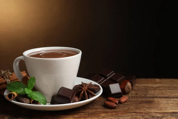 Chocolat Chaud Délicieux Dans Une Tasse Sur Une Table Bois — Photo