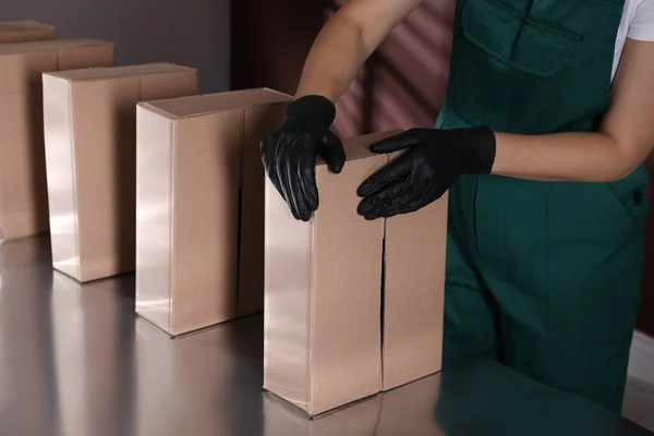 Женщина Упаковывает Картонные Коробки Производственной Линии Крупным Планом — стоковое фото
