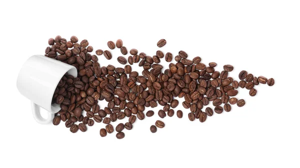 Beker Omgedraaid Met Gebrande Koffiebonen Witte Achtergrond Bovenaanzicht — Stockfoto