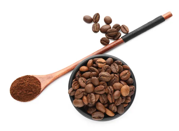 Spoon Med Kaffesump Och Rostade Bönor Vit Bakgrund Ovanifrån — Stockfoto
