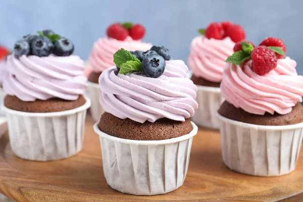 Sweet Cupcakes Fresh Berries Wooden Board Closeup — Stock Photo, Image