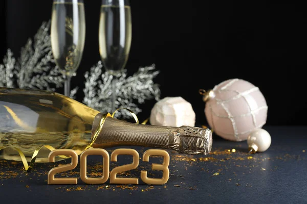 Feliz Año Nuevo 2023 Botella Vino Espumoso Decoración Festiva Sobre —  Fotos de Stock