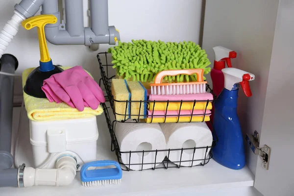 Aberto Sob Armário Pia Com Diferentes Suprimentos Limpeza Cozinha — Fotografia de Stock