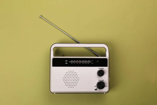Ricevitore Radio Retrò Sfondo Verde Chiaro Vista Dall Alto — Foto Stock