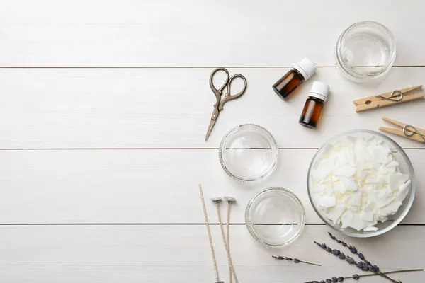 Platte Lay Compositie Met Zelfgemaakte Kaarsen Ingrediënten Witte Houten Achtergrond — Stockfoto