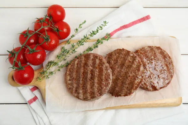 Gustose Polpette Hamburger Alla Griglia Pomodorini Ciliegini Timo Tavolo Legno — Foto Stock