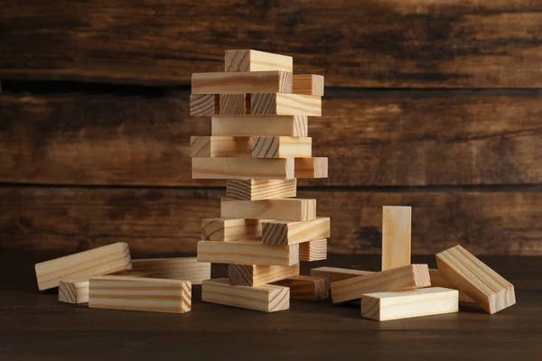 Πύργος Jenga Και Ξύλινα Μπλοκ Στο Τραπέζι — Φωτογραφία Αρχείου