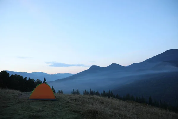 Tenda Campeggio Sul Pendio Della Montagna Mattino — Foto Stock