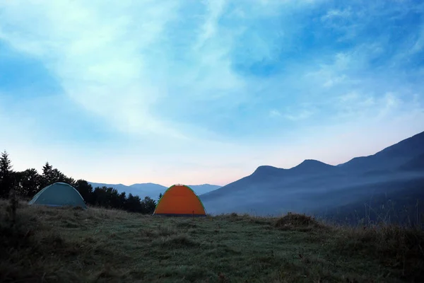 Палатки Кемпинга Склоне Горы Утром — стоковое фото