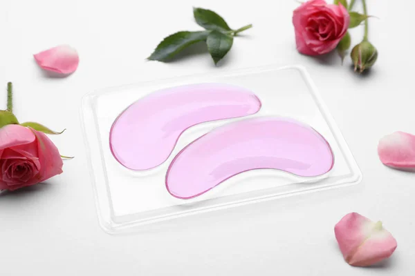 Confezione Con Patch Sotto Gli Occhi Fiori Rosa Sfondo Bianco — Foto Stock