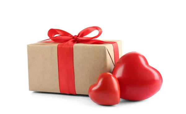 Krásná Dárková Krabice Červeným Lukem Dekorativní Srdce Bílém Pozadí — Stock fotografie