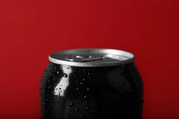 Black Can Energy Drink Water Drops Red Background Closeup — Stock Photo, Image