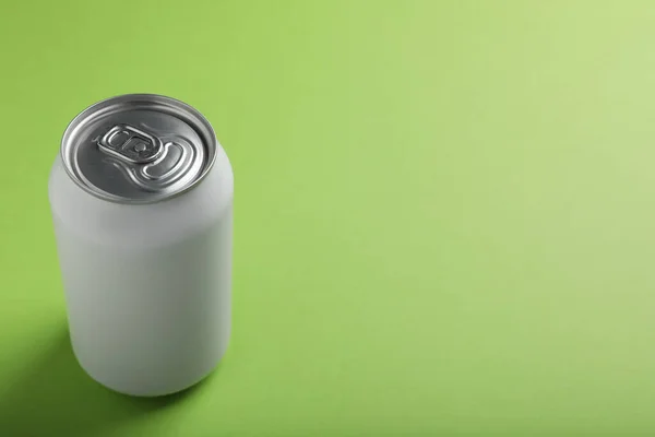 Lata Branca Bebida Energética Fundo Verde Claro Espaço Para Texto — Fotografia de Stock