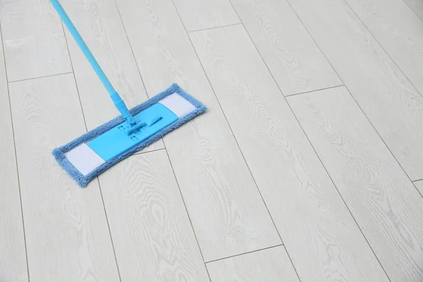 モップ付きの寄木細工の床の洗浄 テキストのスペース — ストック写真