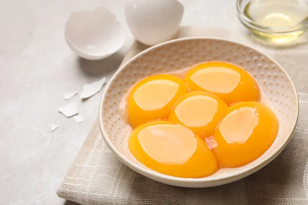 Schaal Met Rauwe Eigeel Lichtgrijze Tafel — Stockfoto