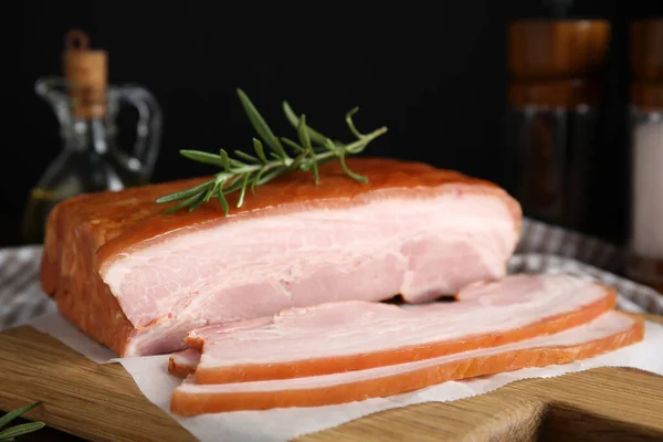 Délicieux Bacon Fumé Romarin Sur Planche Bois Gros Plan — Photo
