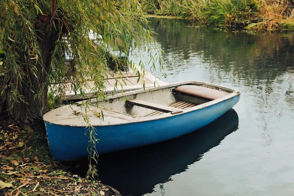 Светло Голубая Деревянная Лодка Озере Возле Пира — стоковое фото