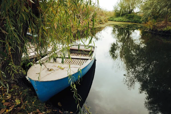 Светло Голубая Деревянная Лодка Озере Возле Пира Место Текста — стоковое фото