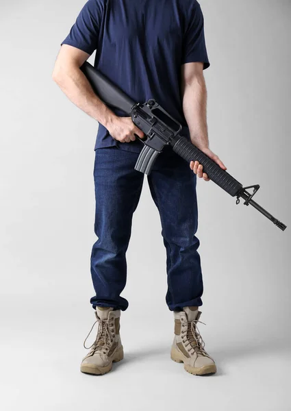 Pistola Asalto Hombre Sosteniendo Rifle Sobre Fondo Claro Primer Plano — Foto de Stock