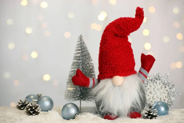 Aranyos Karácsonyi Törpe Ünnepi Dekoráció Ellen Homályos Fények — Stock Fotó