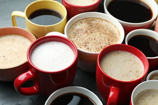 Viele Tassen Mit Verschiedenen Kaffees Auf Grauem Tisch Nahaufnahme — Stockfoto