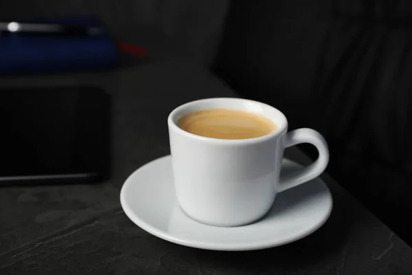 Pausa Caffè Sul Posto Lavoro Tazza Espresso Caldo Sul Tavolo — Foto Stock