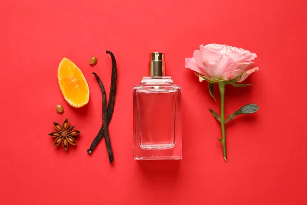 Kompozycja Płaska Butelką Perfum Świeżych Owoców Cytrusowych Czerwonym Tle — Zdjęcie stockowe